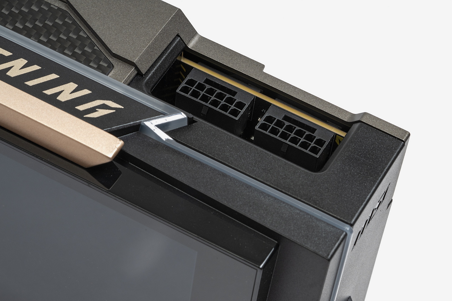 補助電源は12V-2x6が2系統。規格上はおのおの600Wまで対応するため2系統で1,200Wの電力が供給できる計算になる。EXTREMEモードの1,000Wは安全マージンを確保した上での設定ということが分かるだろう