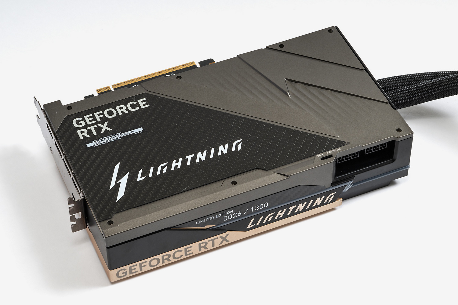 カード裏面は強度確保のためにカーボンファイバーも採用。メタル部分にはライトニングを想起させるデザインも施されている。カード上部にはシリアルナンバーが印刷されているのに注目。筆者が試用した個体は1300本中26番目の製品だった