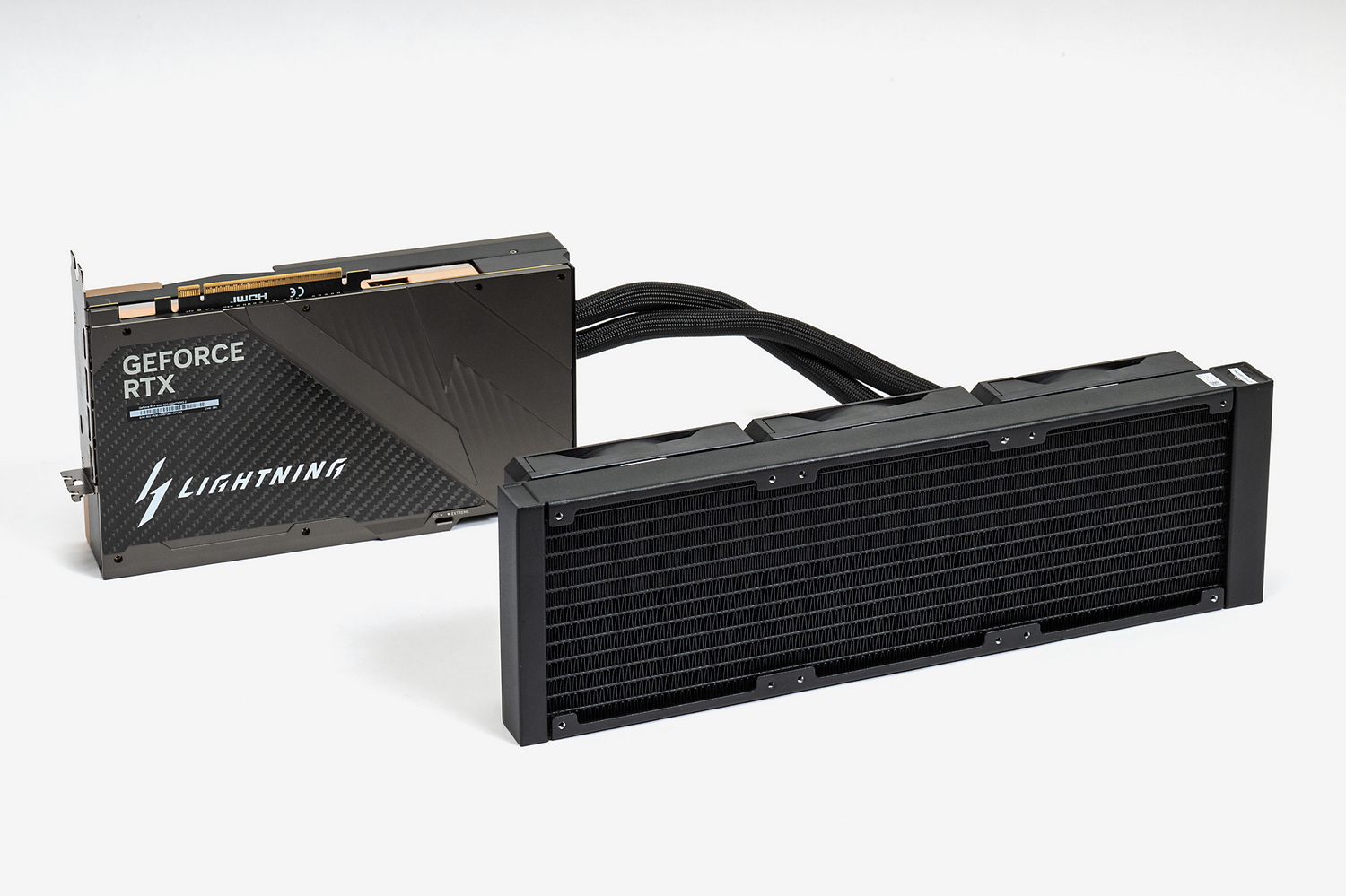 RTX 5090 LIGHTNING Zの裏側。専用ウォーターブロックと360mmラジエーターが最初から組み込まれており、分離することはできない