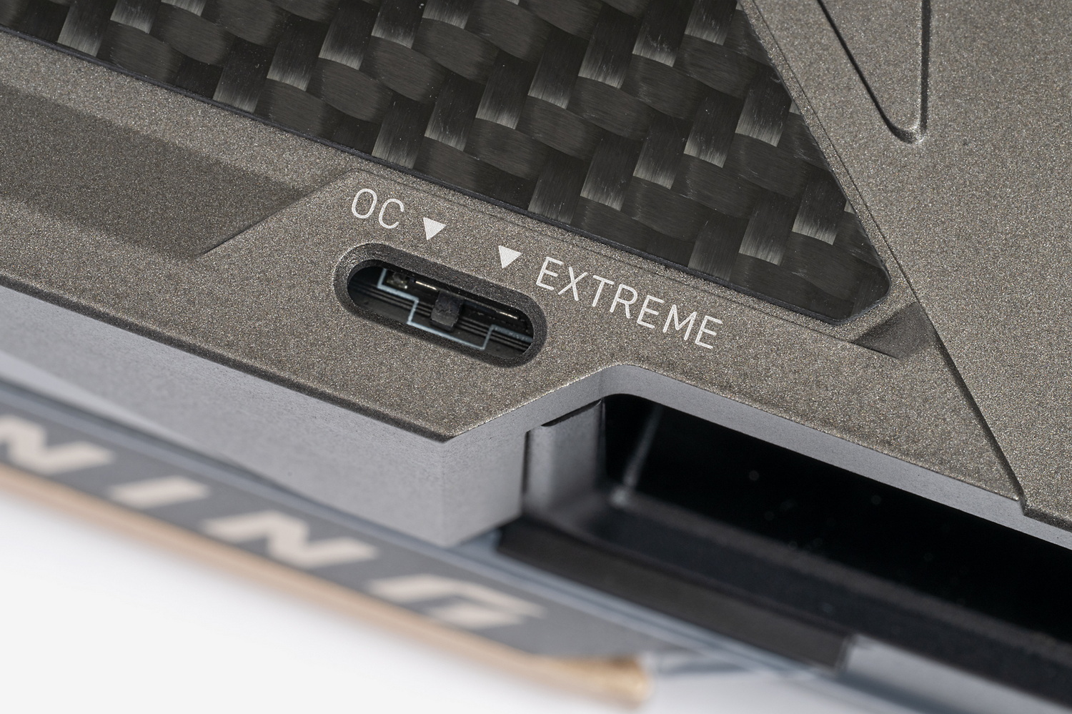 カード上部にあるvBIOS切り替えスイッチ。これで標準（OC）とEXTREMEを切り替える。スイッチが安易に切り替えられないようになっているのはユーザーの覚悟を問うためのものだろうか?　ただこの手の小型スライドスイッチは物理的に壊れやすい（各社製品にて過去2敗）ため、RTX 5090 LIGHTNING Zのような超高額製品にしては惜しいところ