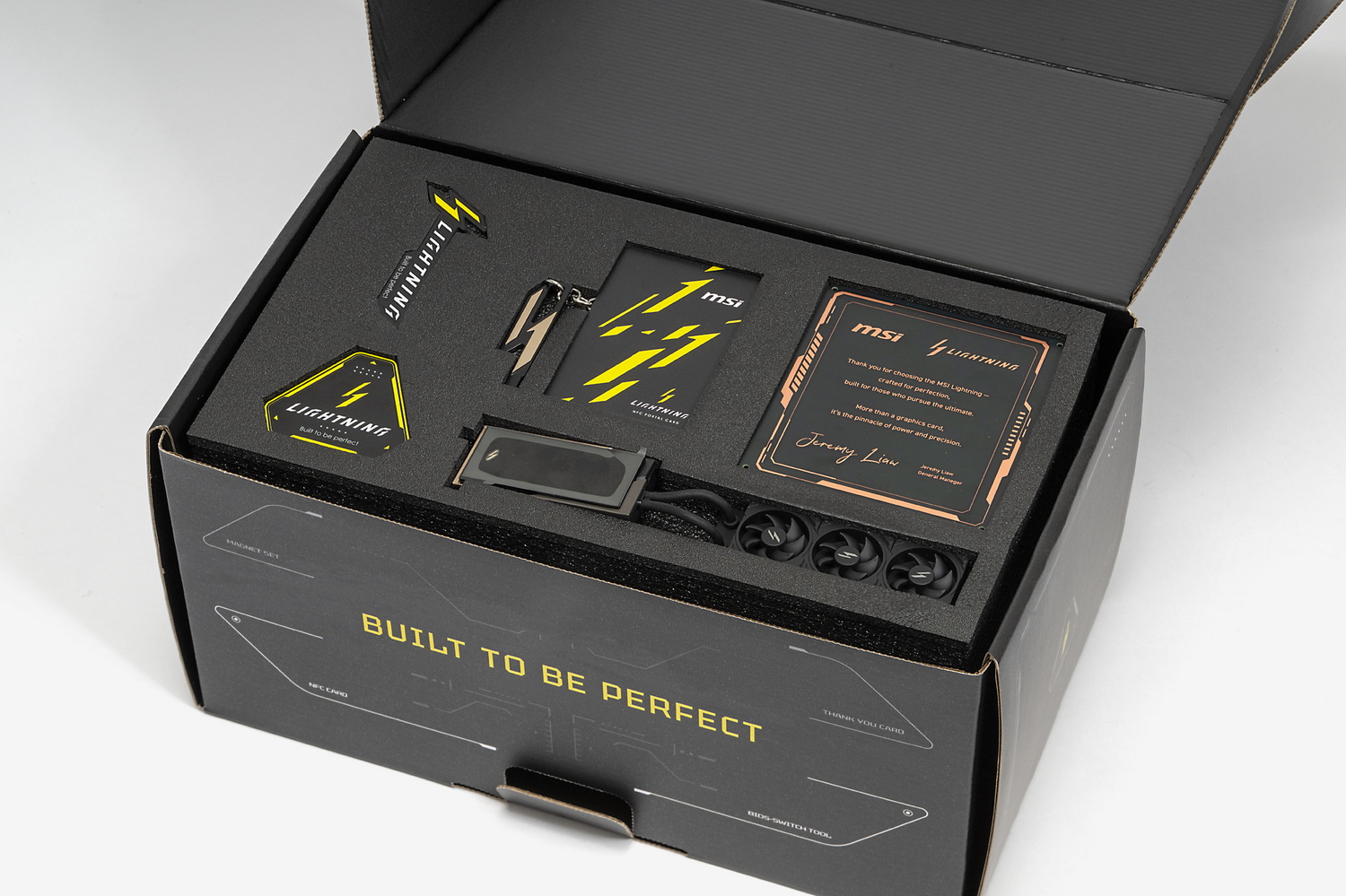アクセサリーボックスの中には基板を使ったグリーティングカードやLIGHTNING Zのミニチュア、さらにこの下には電源の変換ケーブルやラジエーター固定用のネジなどが入っている