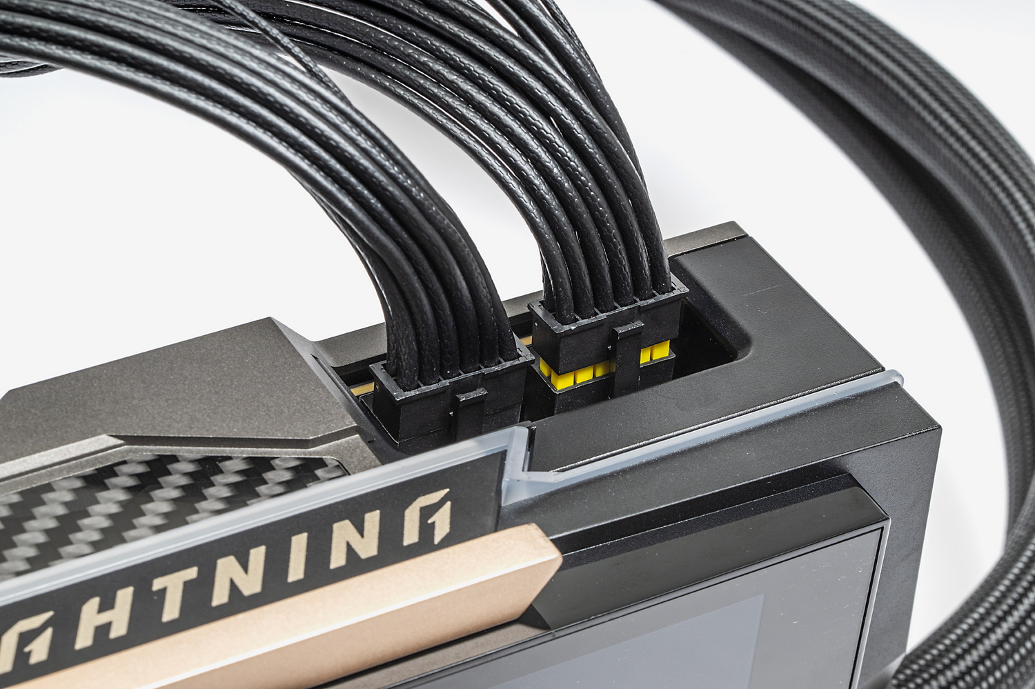 MSI製電源ユニットの12V-2x6ケーブルは先端部分の色が目立つようになっている。コネクターへ装着する際この色が完全に見えなくなるまで挿すことで確実な接続が可能になる