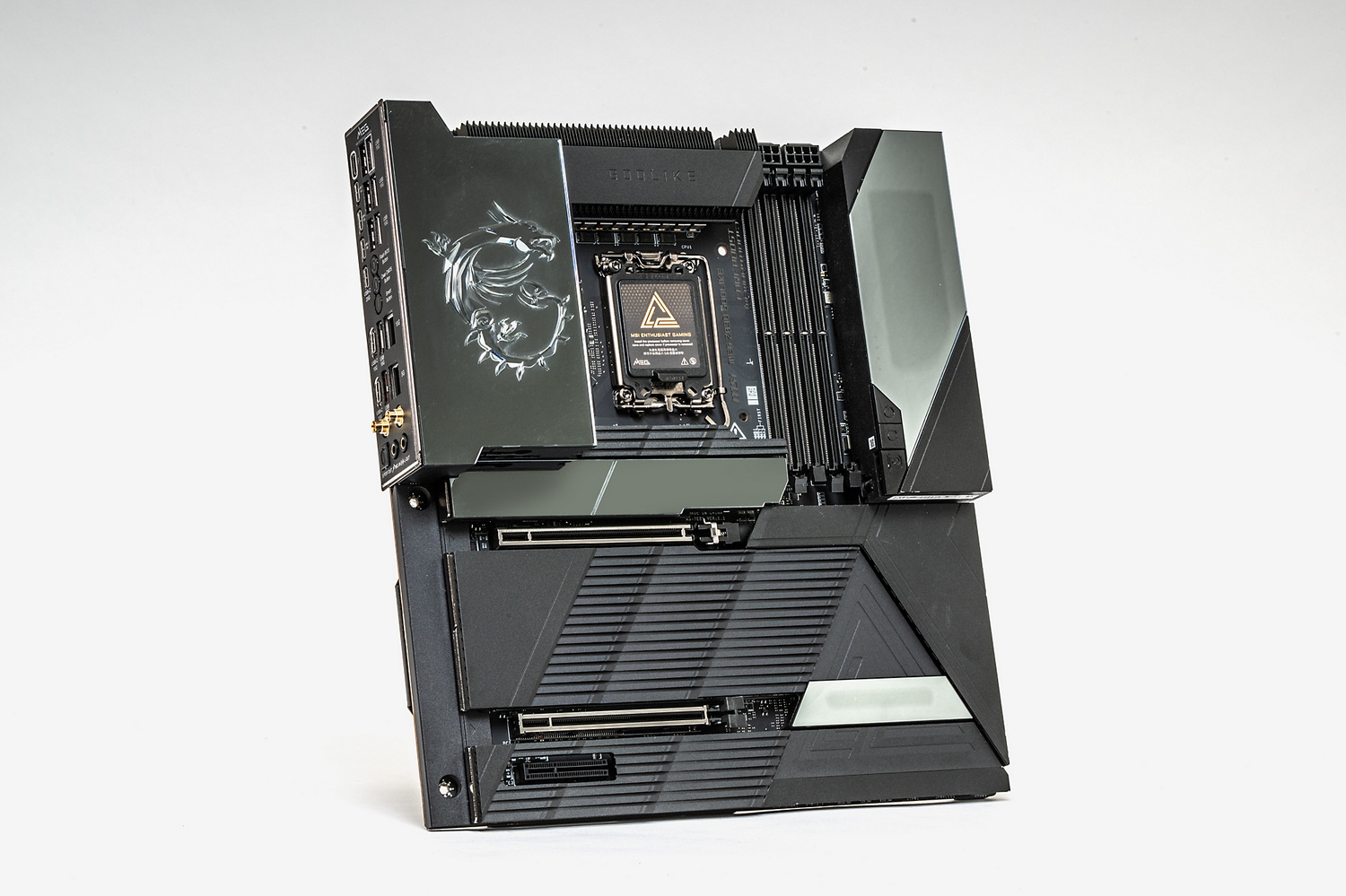 RTX 5090 LIGHTNING Zとセットでお借りした究極のZ890マザー、MEG Z890 GODLIKE。スペック、ギミックともにモリモリの重量級