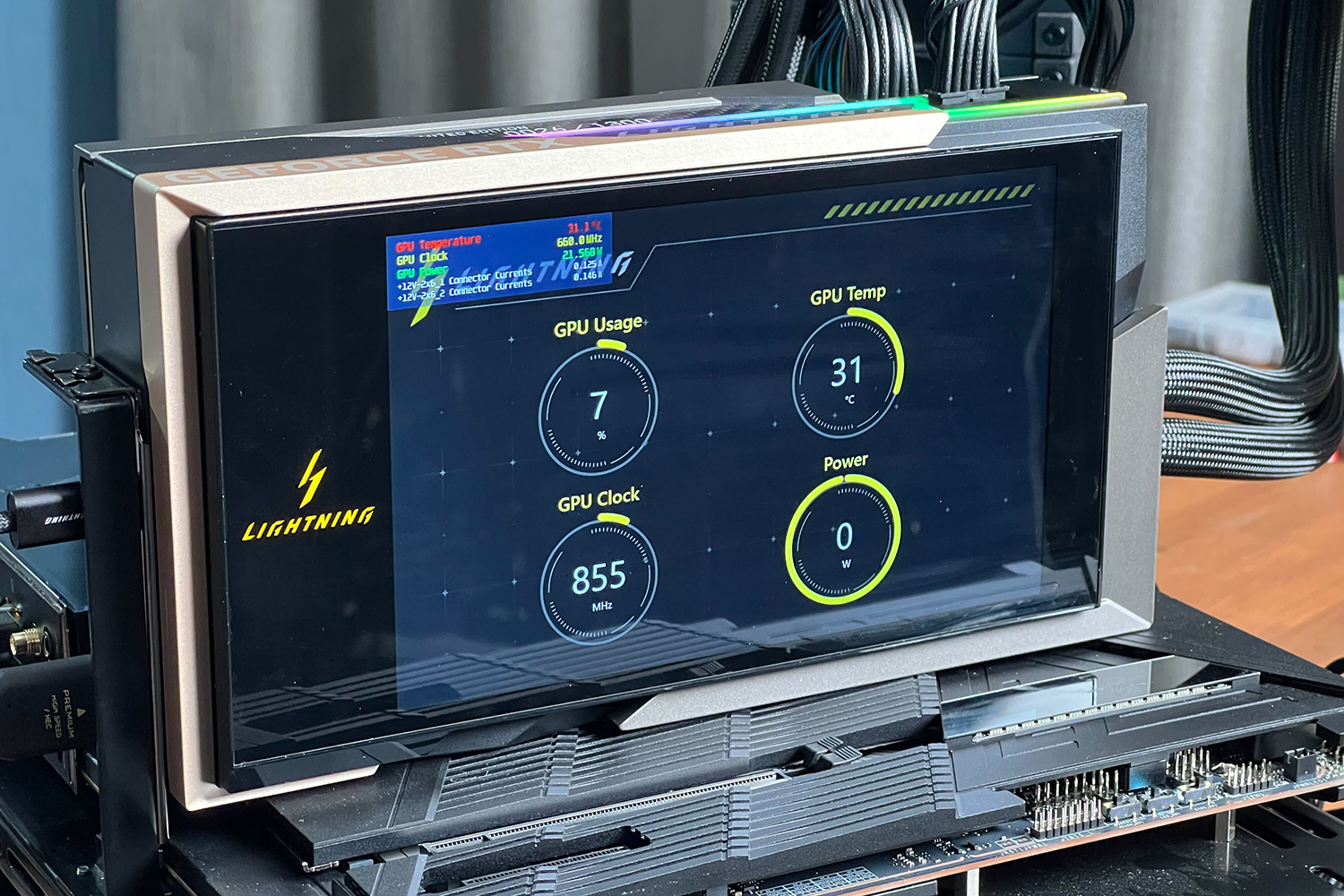 カード部の液晶にシステム情報を表示させたところ。この表示は液晶側のコントローラーが温度などの情報を受け取ってはめ込むスタイルではなく、Windows側で映像を作成して出力（後述）するという実装になっている