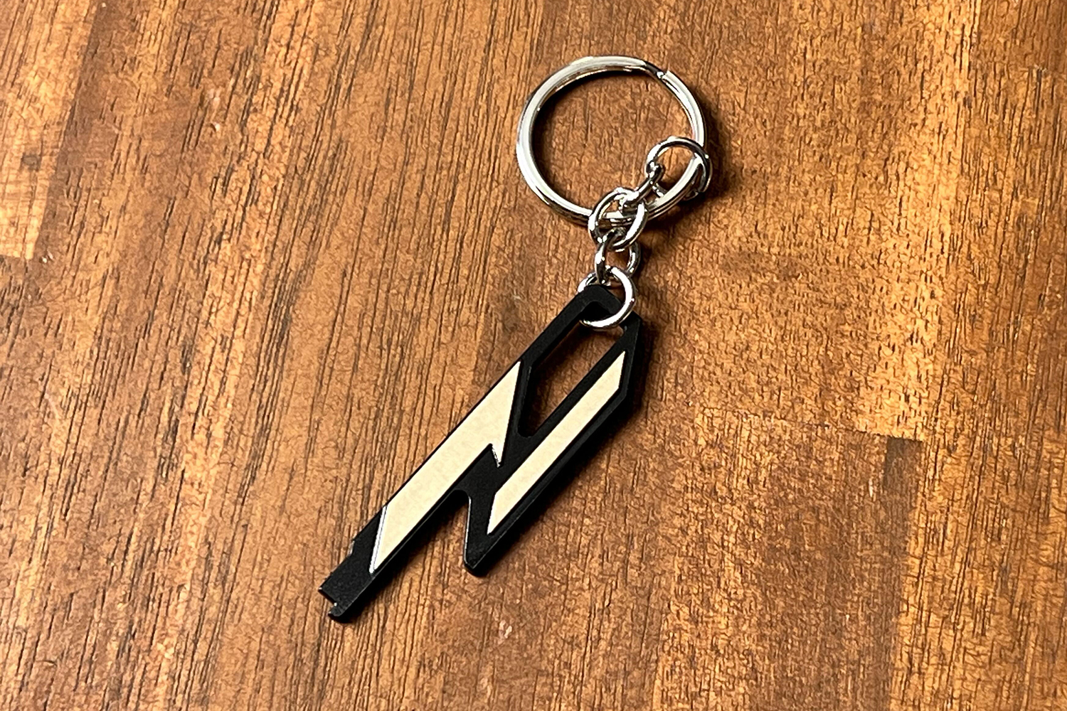 付属のアクセサリーボックスには、このスイッチを切り替えるためのキーホルダー風アイテムが同梱されている。その辺りのフォローはさすがはプレミアムな製品と言える