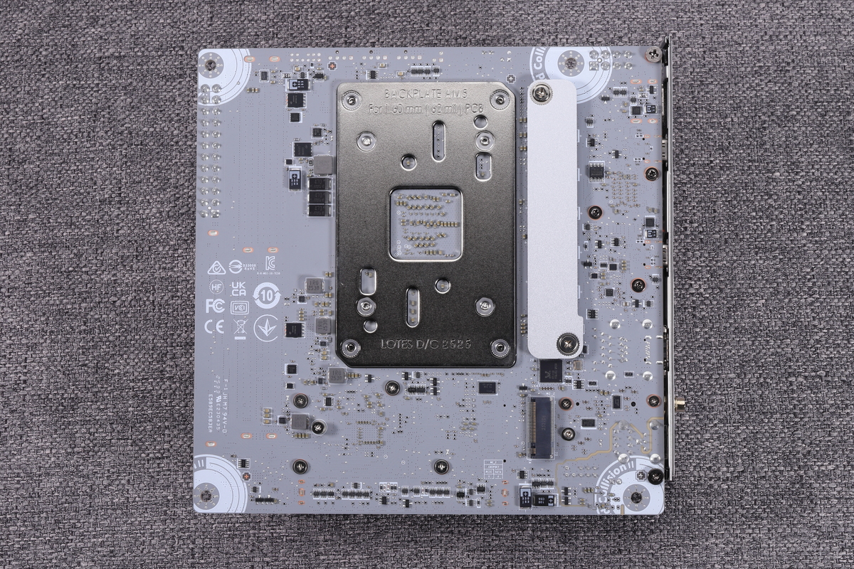 基板裏面にもM.2スロットが配置されており、スペースが限られても拡張性を損なわない設計になっている