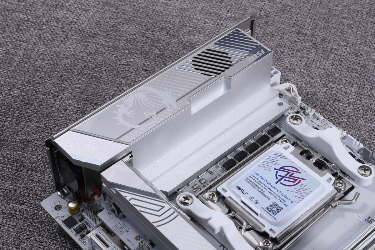 ヒートシンクには冷却用の小口径ファンが内蔵されている