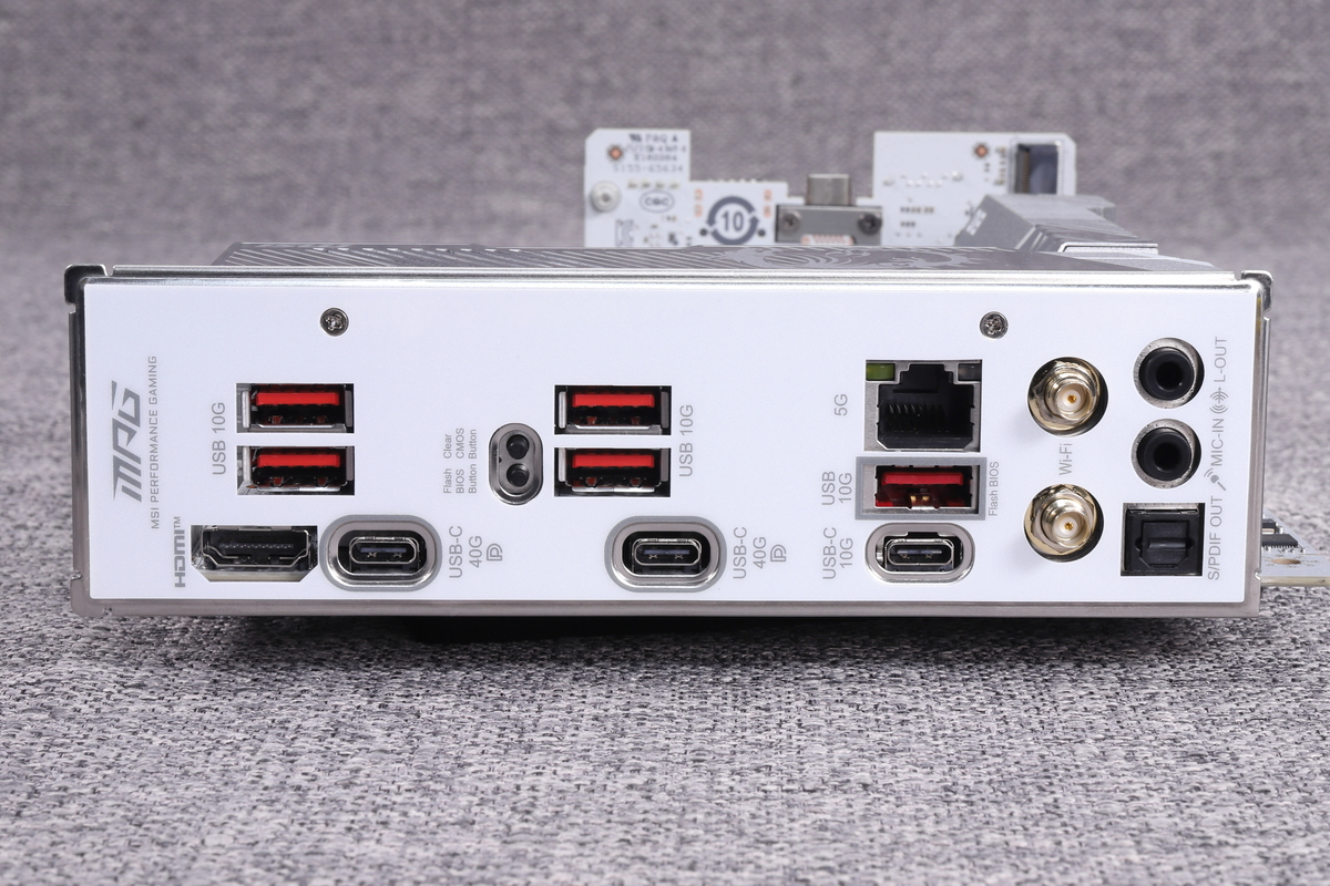 バックパネルインターフェイス。USB4や、5GbE有線LAN、Wi-Fi 7が利用できる