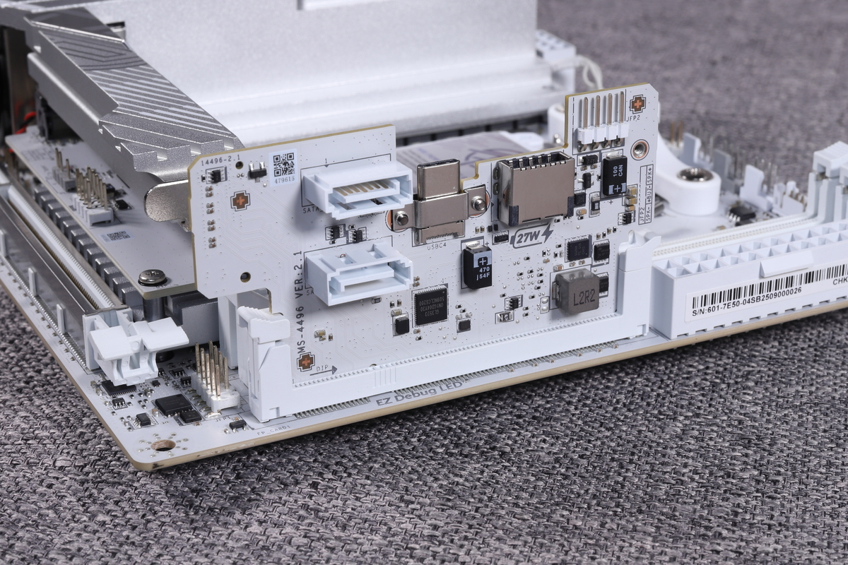 メモリスロット脇の専用スロットに取り付けて利用する「5-in-1 XPANDERカード」。利用は任意であり、取り付けなくてもマザーボードは動作する