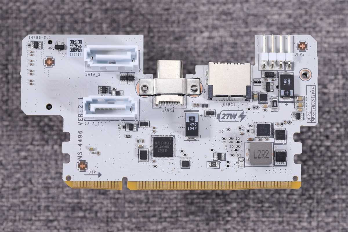 カードの表面。6Gbps SATA(2基)、USB 5Gbps変換用Type-Cポート、USB Type-C内蔵ヘッダピン、ビープスピーカー用ヘッダピンを備える