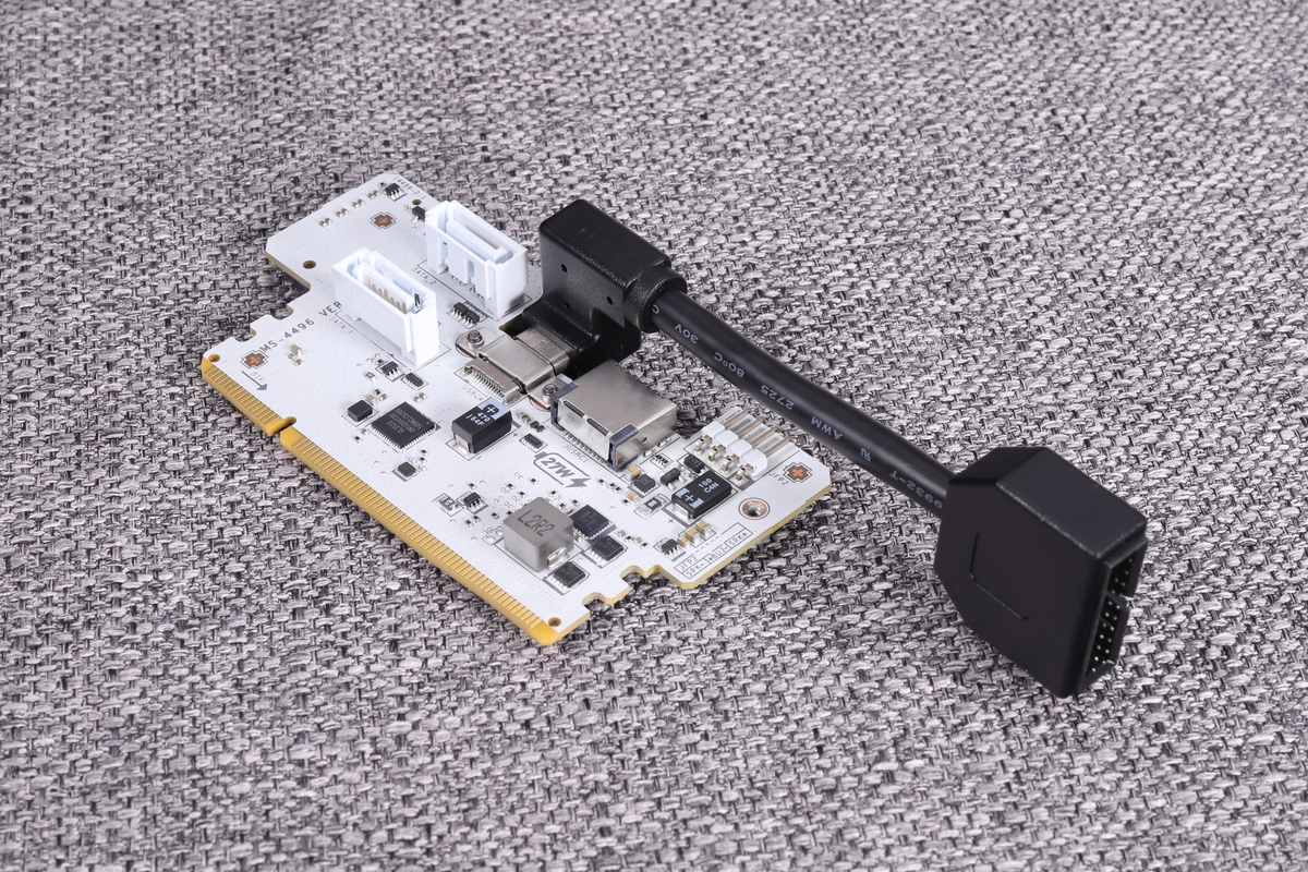 USB 5Gbps変換用Type-Cポートは、専用のケーブルを利用することでUSB 3.0内蔵ヘッダピンに変換して利用する