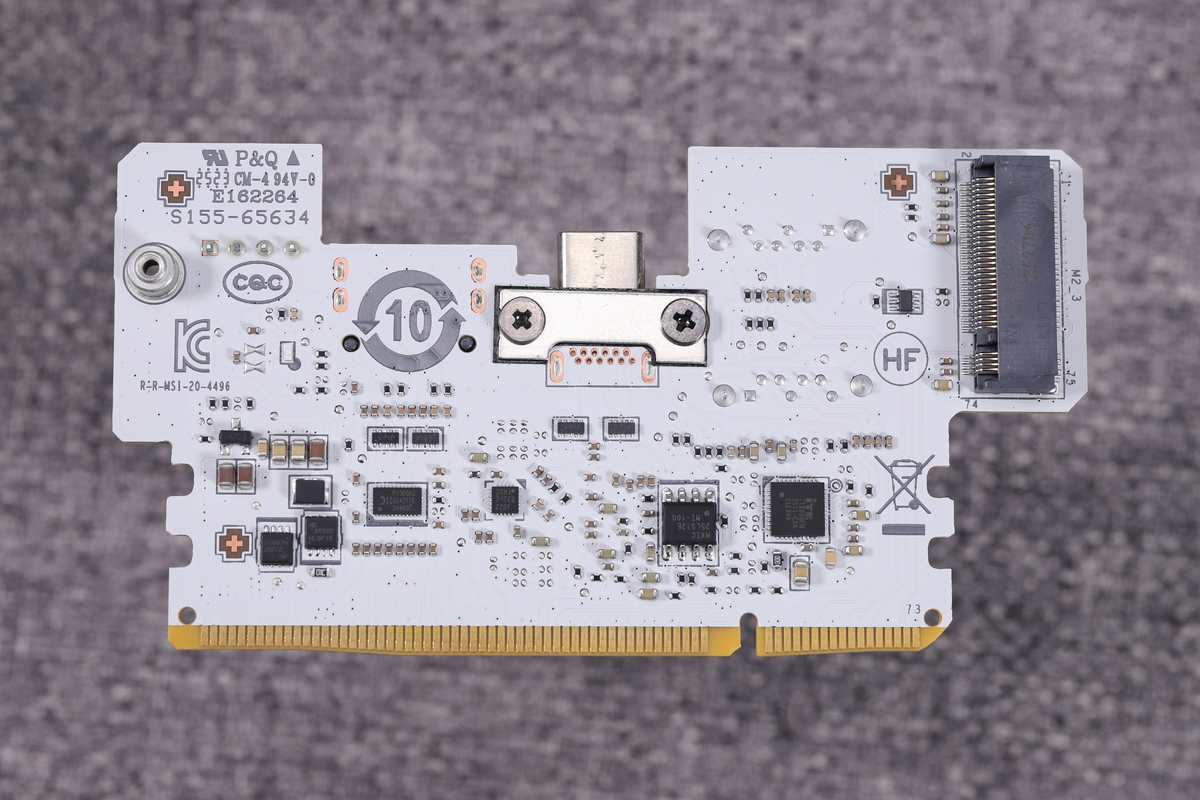 裏面にはPCIe 4.0×4レーン対応のM.2スロットが配置されている