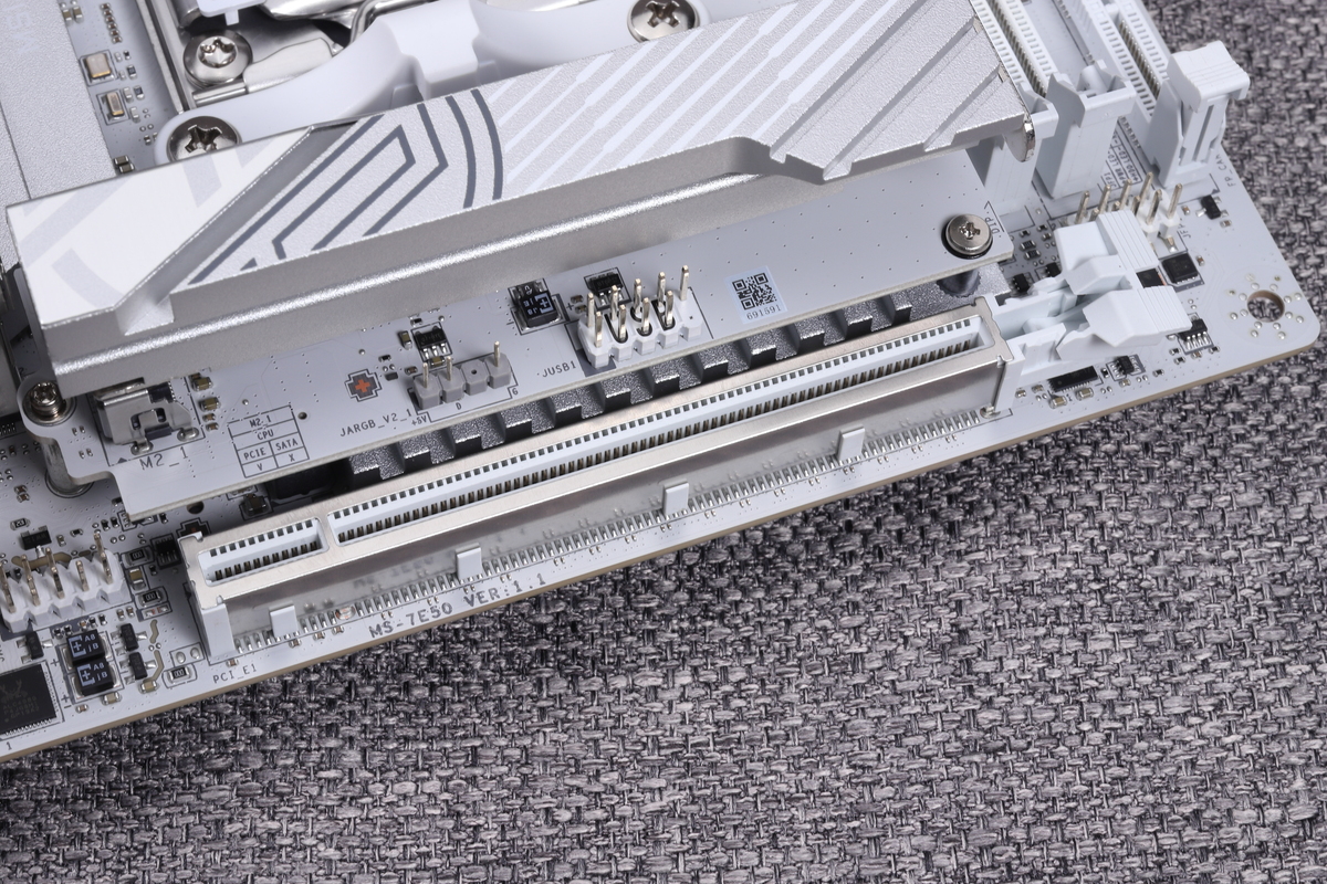 ビデオカード向けのPCIe x16スロット。重量級ビデオカードにも対応できるよう、白い樹脂製スロットを金属で補強している