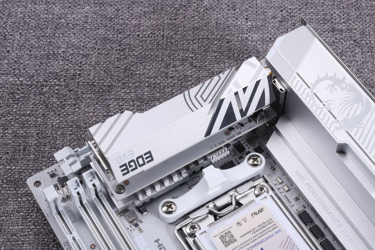 このスロット(M2_1)は大型のSSD冷却用ヒートシンクを備えている