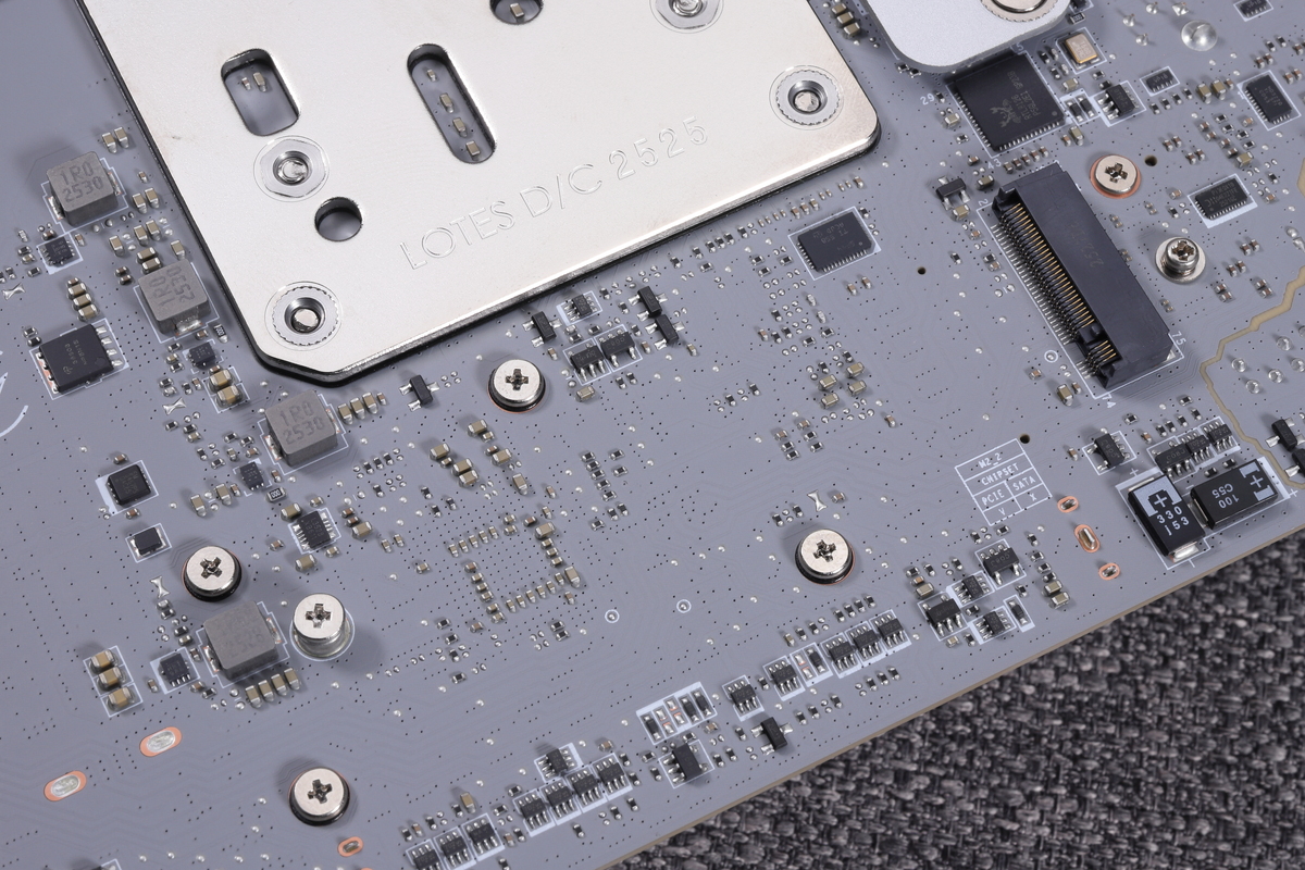 マザーボード裏面に配置されたM.2スロット(M2_2)。PCIe 4.0×4レーン対応で、片面実装かつ2280サイズのM.2 SSDを搭載可能