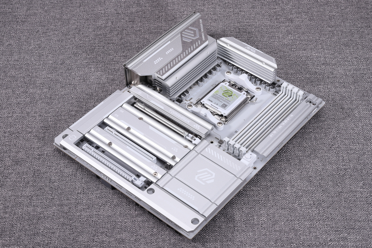 比較用の「MAG X870E TOMAHAWK MAX WIFI PZ」。裏面配線に対応したATX規格のマザーボードだ