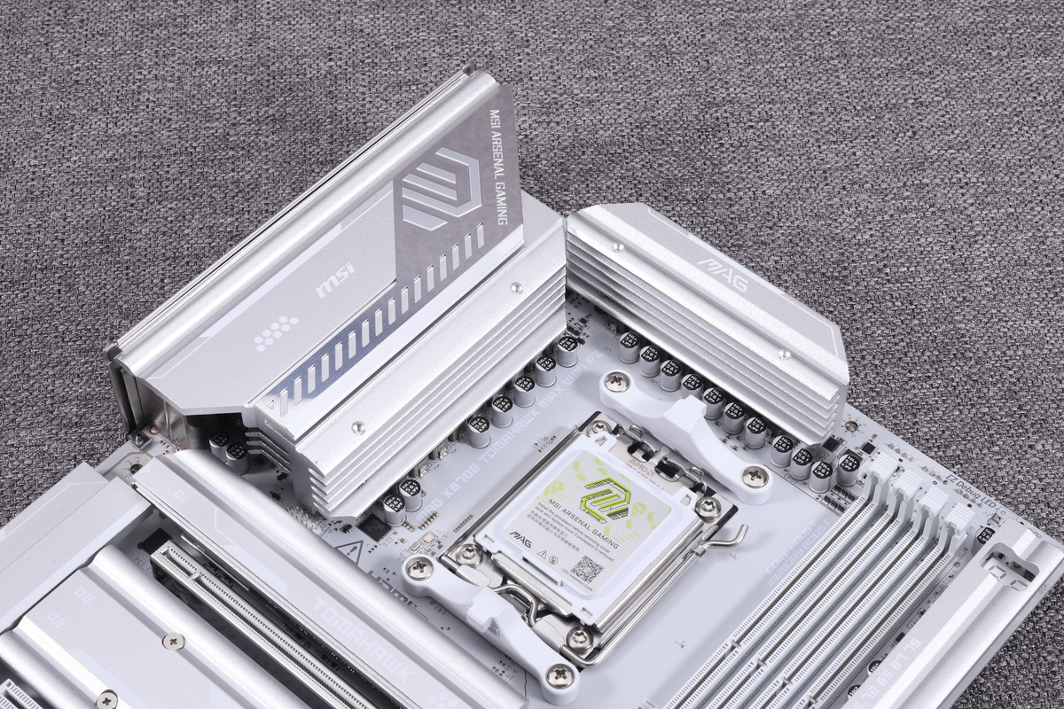 MAG X870E TOMAHAWK MAX WIFI PZは、CPU用に80A SPSを採用した強力な14+2+1フェーズDRPS電源を搭載している