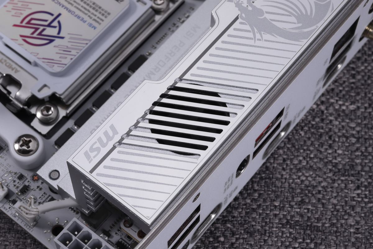 VRMヒートシンクには小口径の冷却ファンが内蔵されており、16コアのRyzen 9などを使用する場合は設定を調整してもらいたい