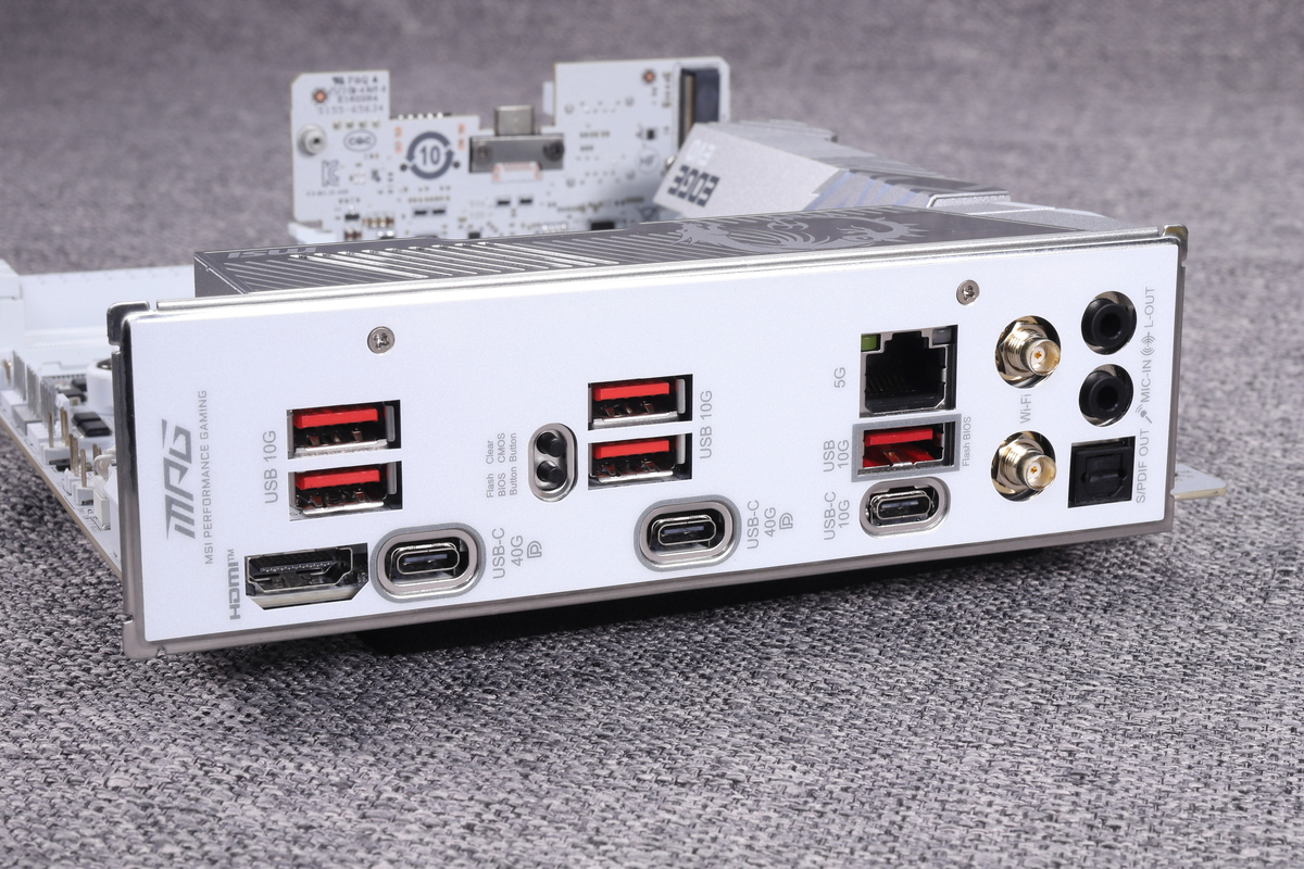 USB4ポートは2基搭載。40Gbps対応の高速ストレージを接続するのはもちろん、映像出力も可能