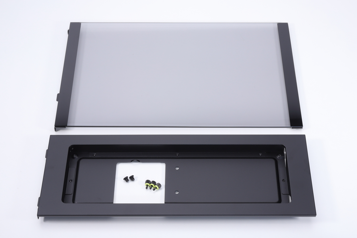 FRAME 4000 シリーズ LCD マウンティングキット。金属製パネルと強化ガラスパネルのセットで、純正の左サイドパネルと交換して利用する