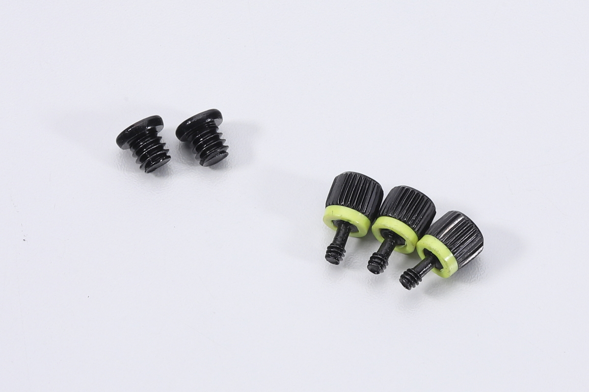 パネル固定用のネジ(黒黄)と、モニター固定用の1/4インチネジ(黒)が同梱されている