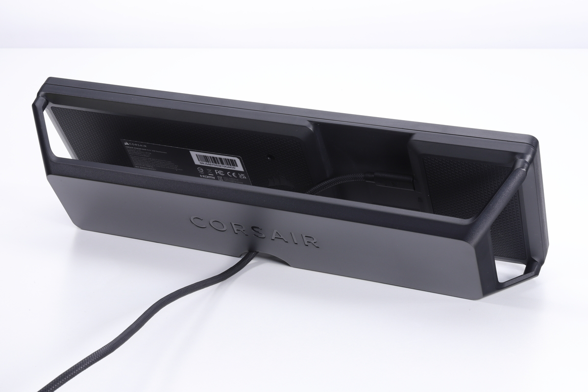 スタンドを用いることで横長モニターとして利用できる