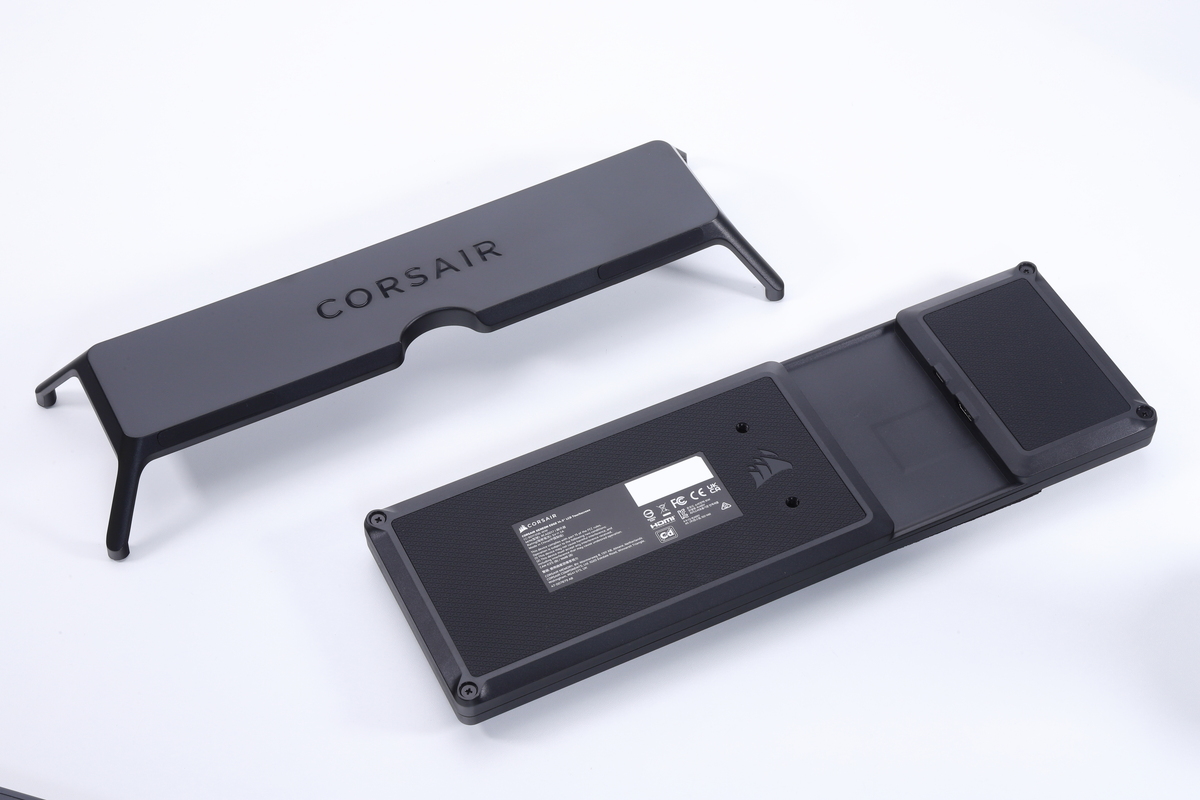 マグネット式のスタンドが標準で付属している