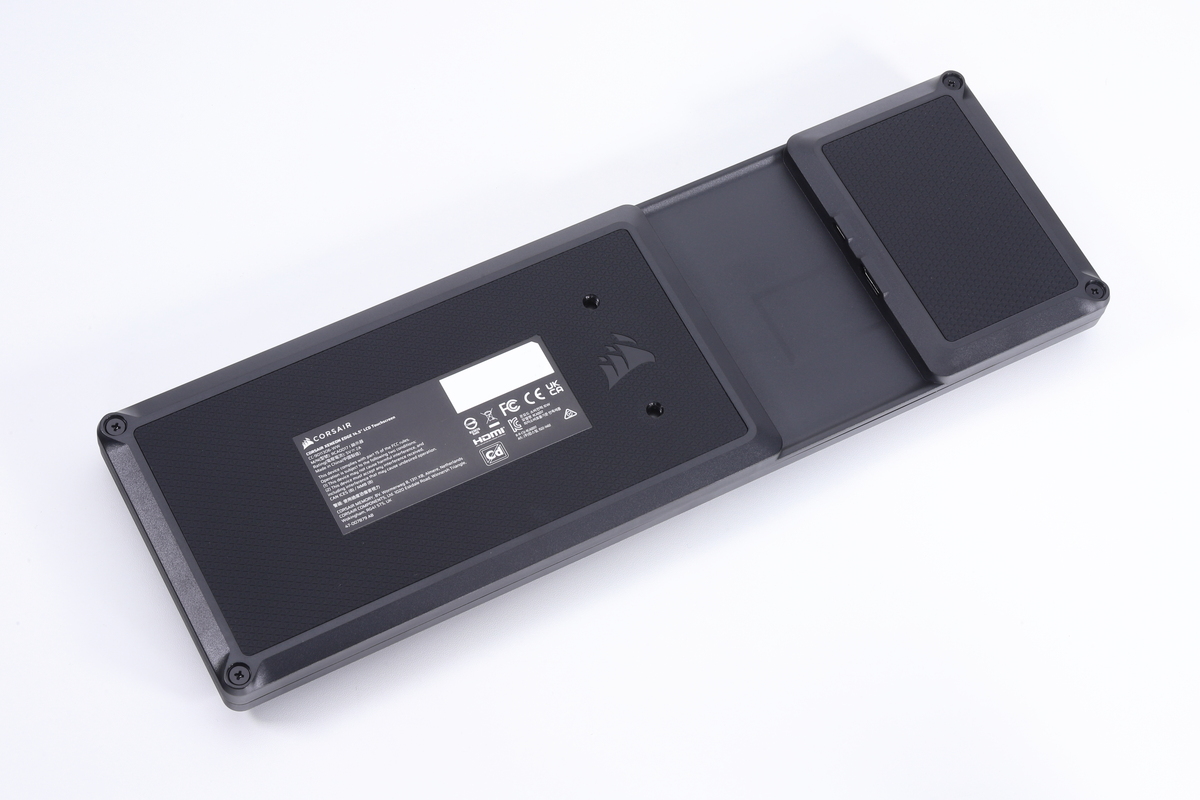 本体背面。14個のマグネットが埋め込まれており金属パネルにくっつくほか、中央部には1/4インチネジ穴、四隅には固定用ネジが配置されている