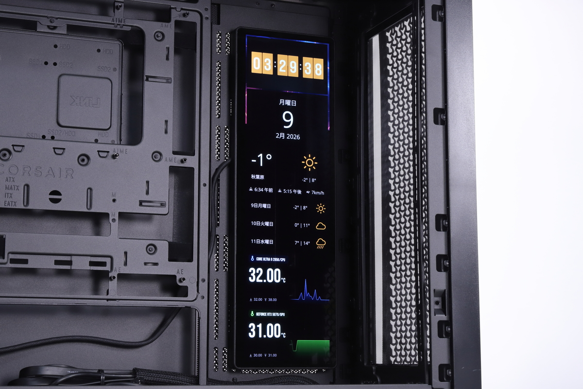 背面四隅のネジを用いれば、PCケースの360mmラジエーター対応ファンステイに取り付けることもできる