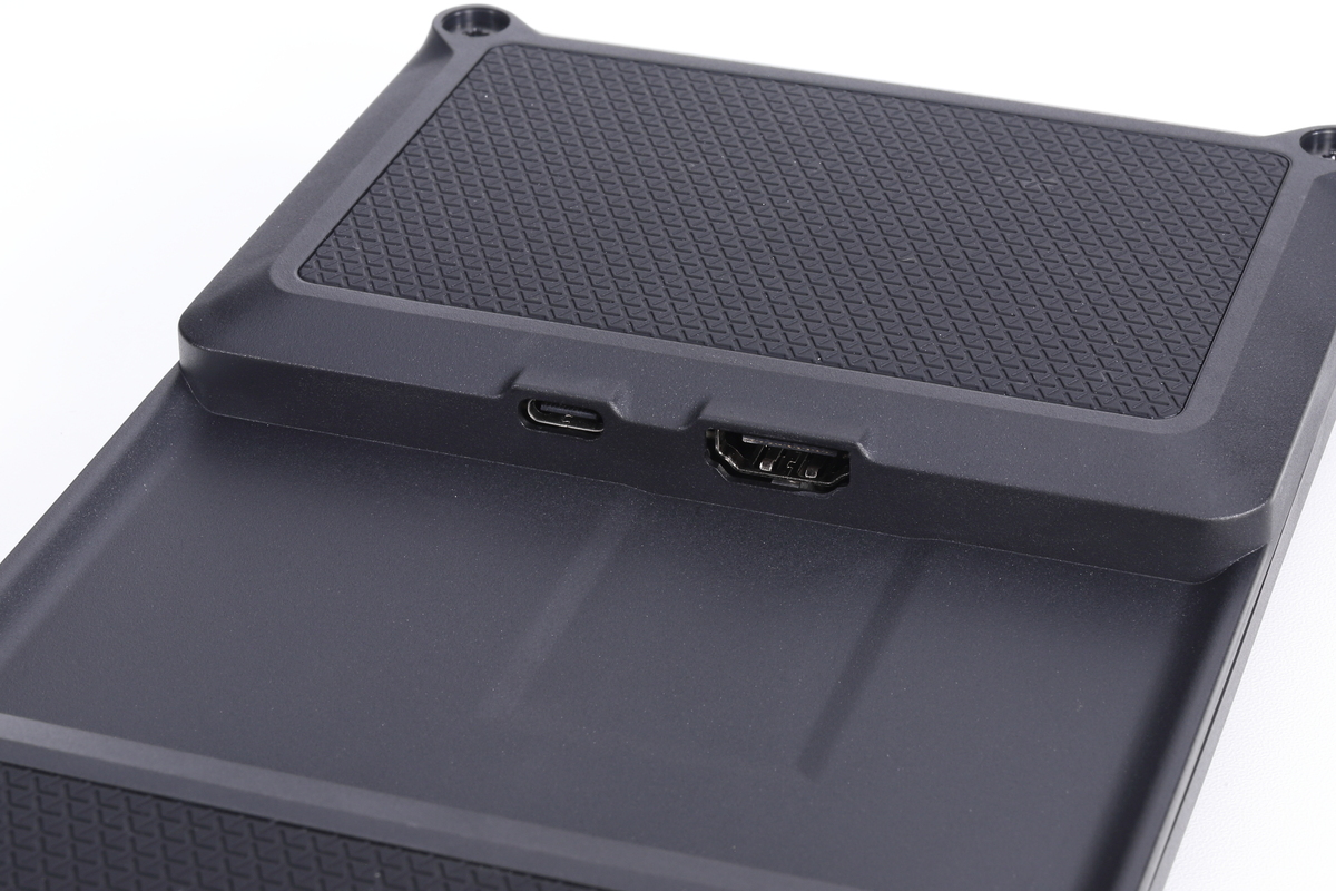 モニターの電源供給とDP Alt Modeによる映像入力に対応したUSB Type-Cと、映像入力専用のHDMIを各1基搭載