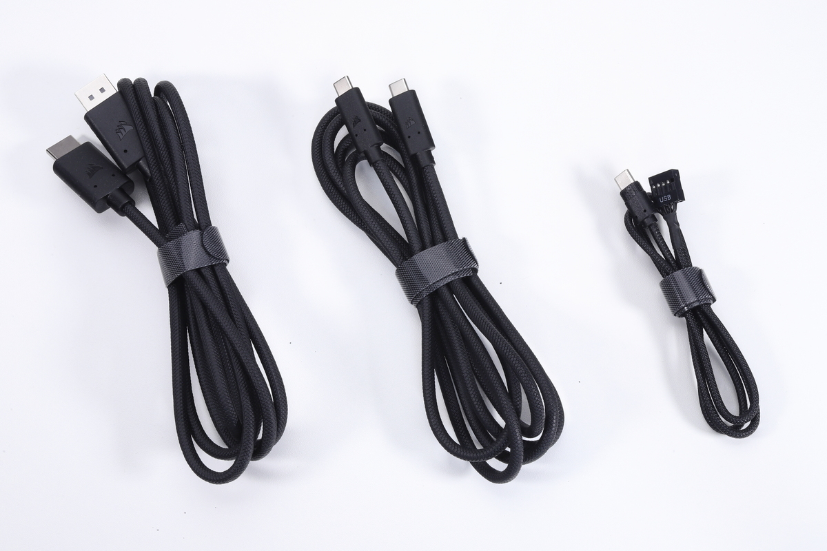 HDMI to DisplayPortケーブルとUSB Type-Cケーブル、USB Type-C to USBピンヘッダケーブルが付属する