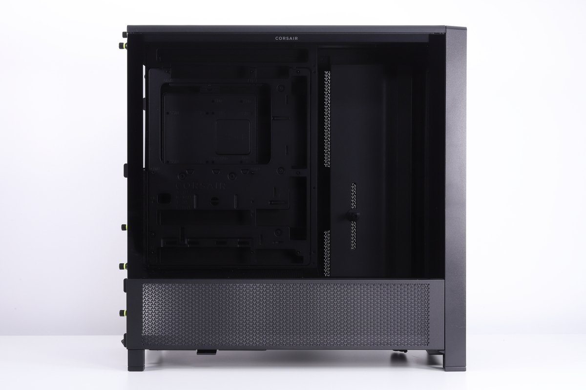 左サイドパネルはセパレート構造を採用。上部の強化ガラスパネルと下部の金属パネルの2枚で構成されている