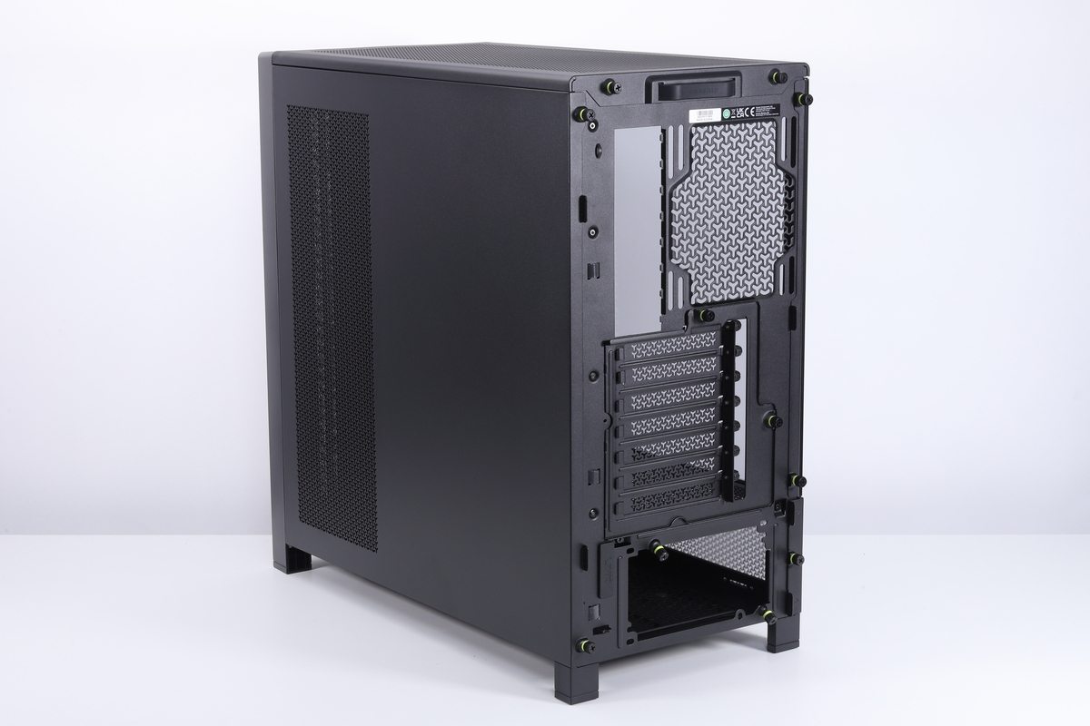 右側面には通気口を備えた金属パネルを搭載