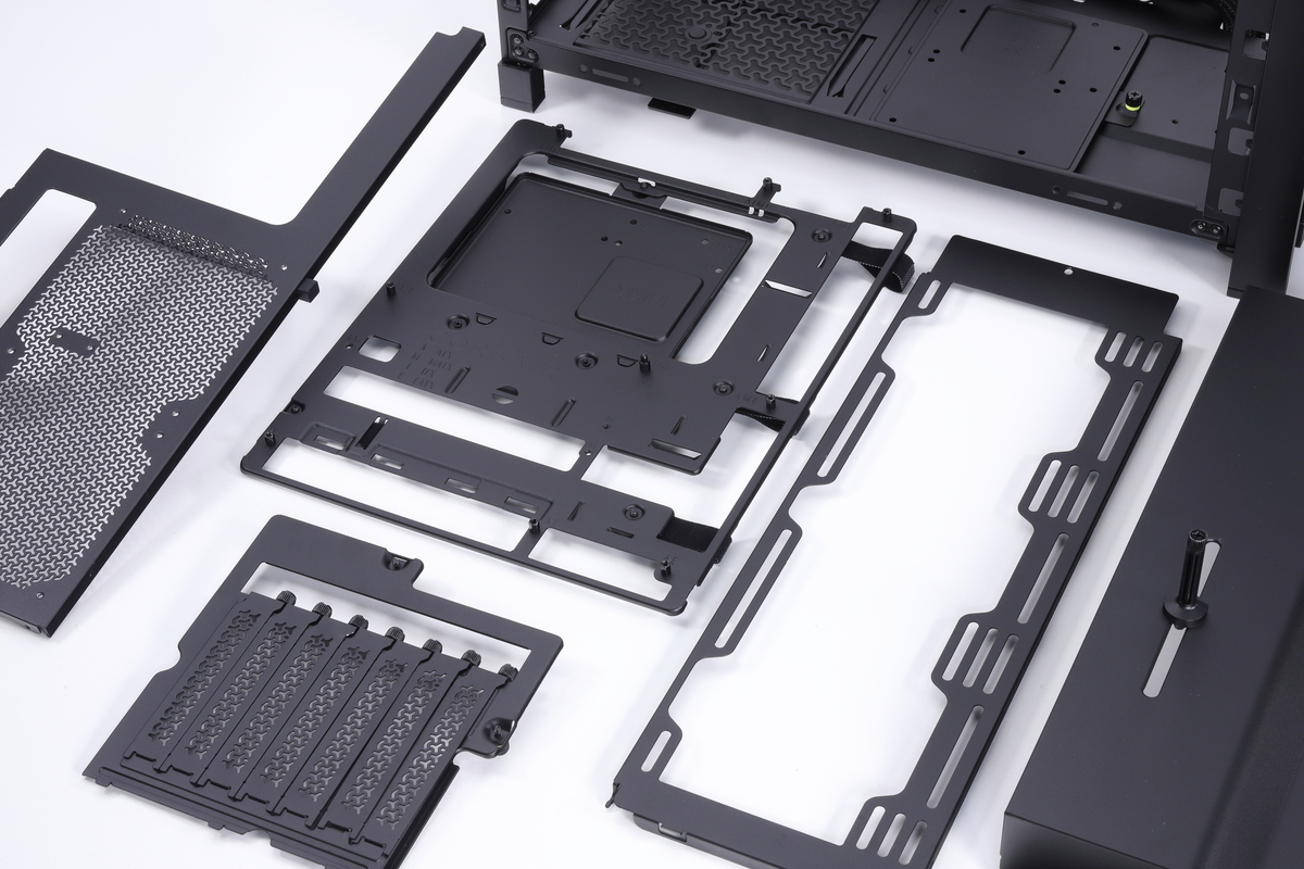 CORSAIRの完全モジュール設計を採用しており、各パーツをマウントするユニットや電源シュラウドなど、ほとんどの部品が着脱できる