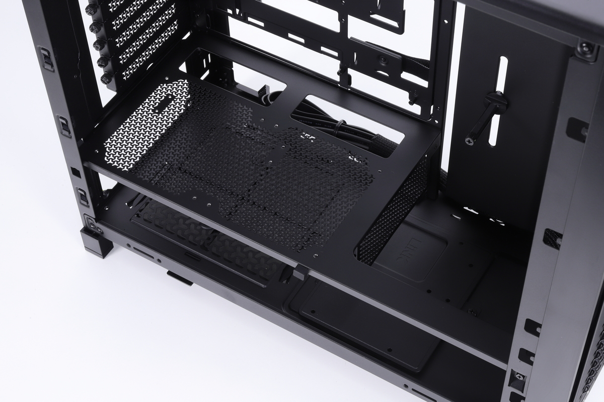 ケースから電源シュラウドを取り外す。交換用のサイドパネルと干渉するため取り外しは必須で、PCパーツを組み込んでからの取り外しは、再配線などの余計な手間が発生する