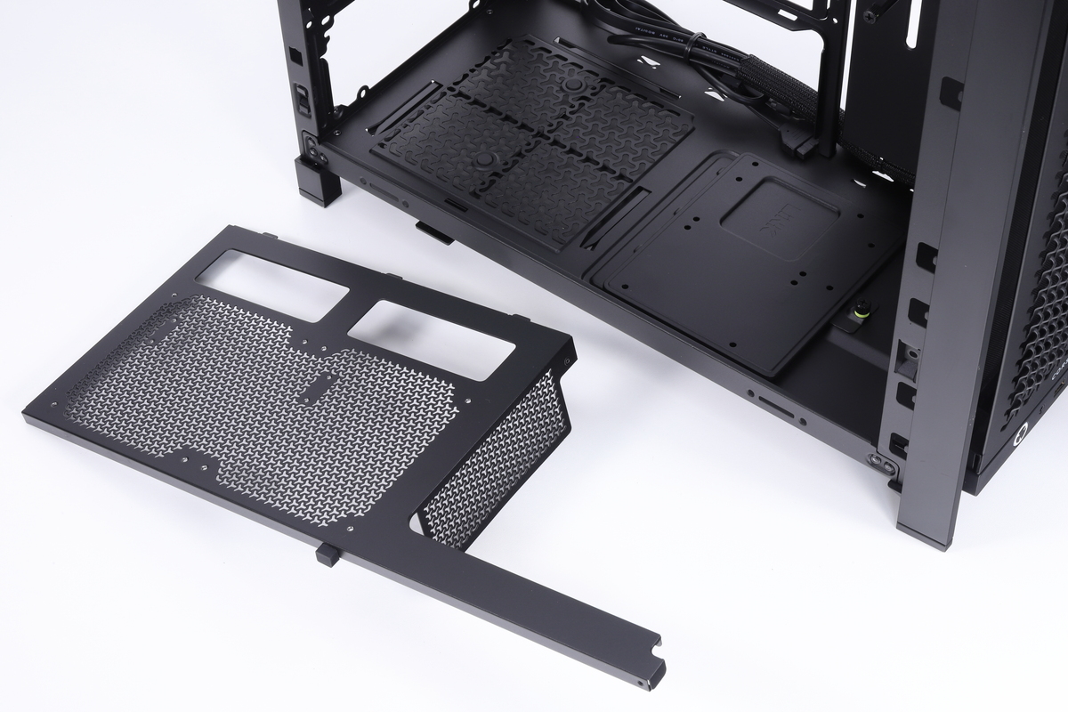 電源シュラウドはマザーボードや電源などのパーツを組み込む前に取り外しておこう