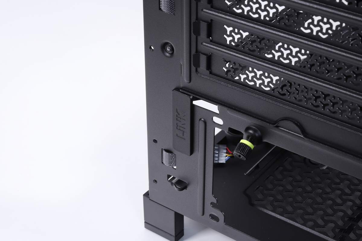 電源ユニット固定部付近にある配線用のポートを開放する。XENEON EDGEの接続に用いるUSBケーブルやHDMIケーブルをPCケース外に引き出す際に利用することになる