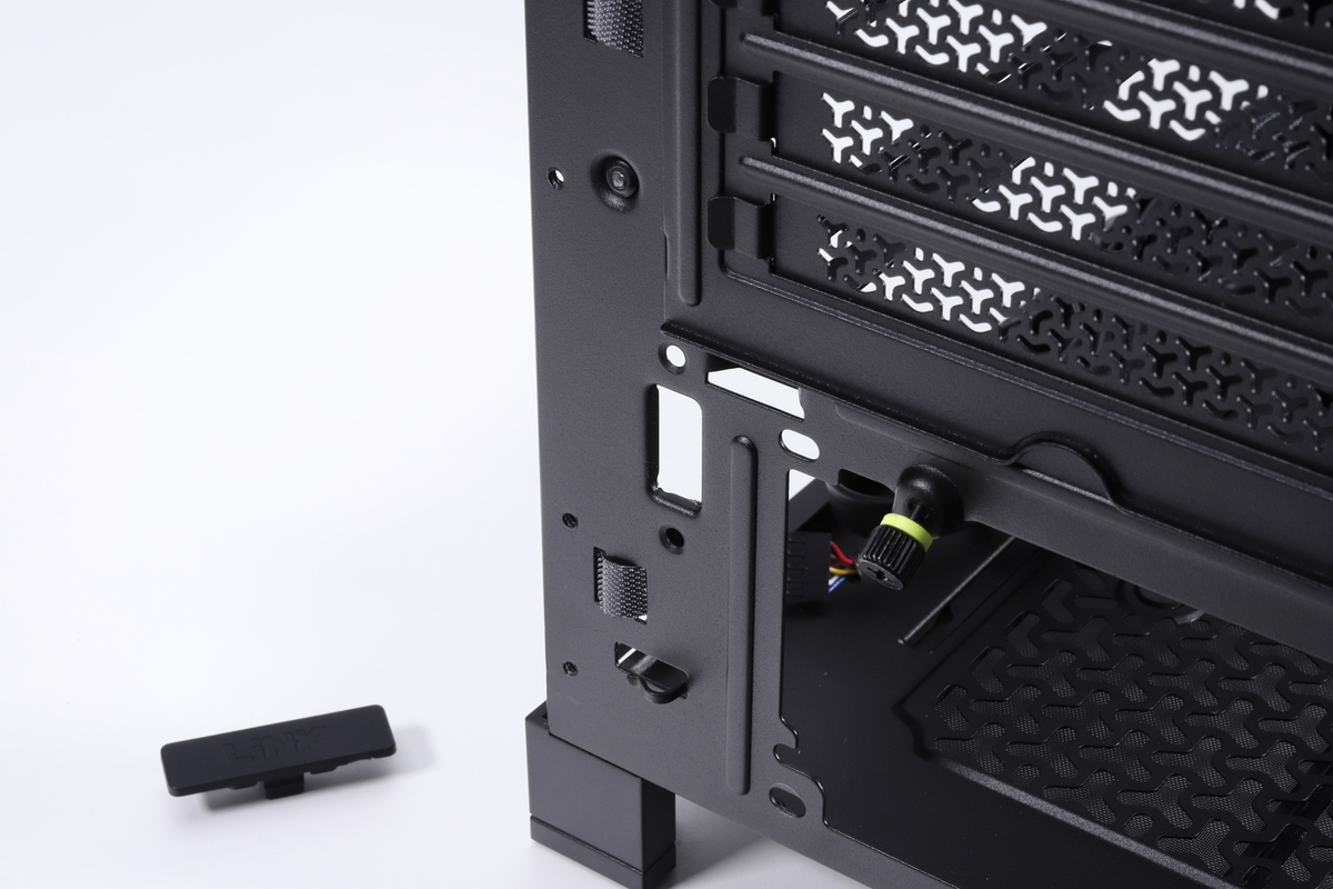 電源ユニット固定部付近にある配線用のポートを開放する。XENEON EDGEの接続に用いるUSBケーブルやHDMIケーブルをPCケース外に引き出す際に利用することになる