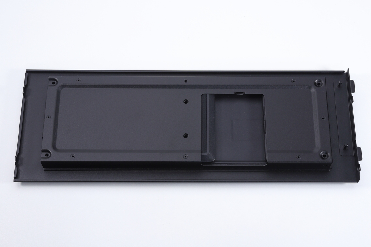 背面を上にして置いたXENEON EDGEに、金属製サイドパネルを被せる形で取り付ける