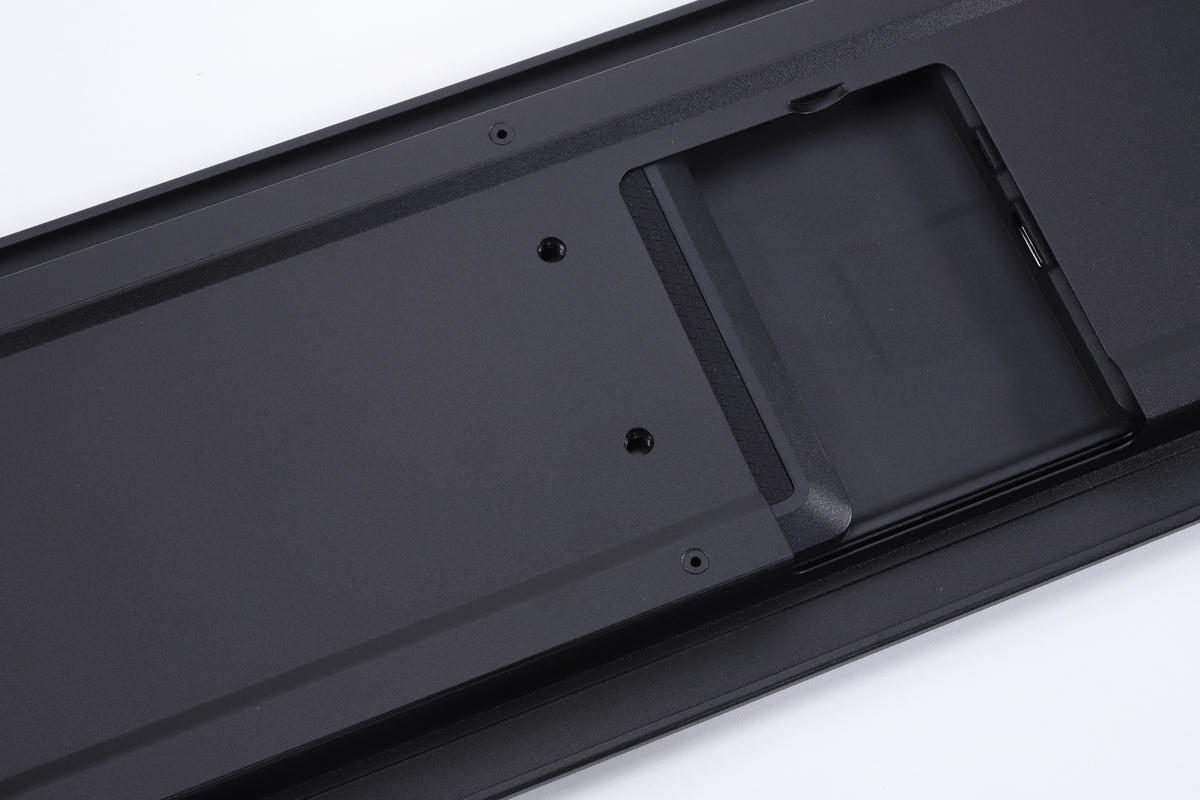 中央部を2本の1/4インチネジで固定すれば、モニターのサイドパネルへの取り付けは完了だ