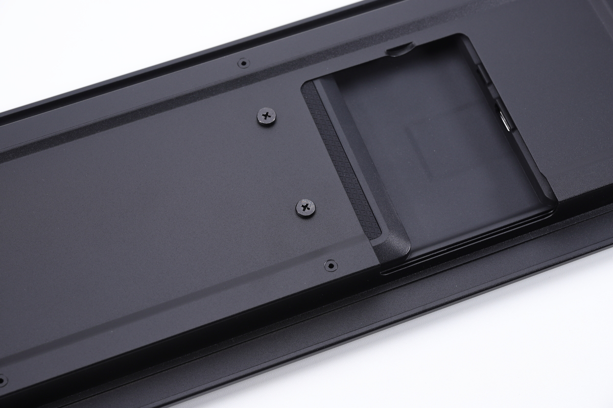 中央部を2本の1/4インチネジで固定すれば、モニターのサイドパネルへの取り付けは完了だ