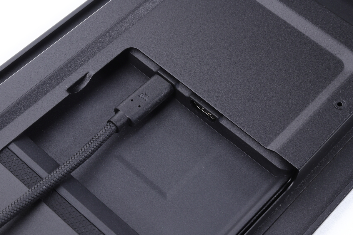 XENEON EDGEに必要なケーブルを接続する。今回はUSB Type-Cケーブル1本のみで電力と映像の両方を入力する