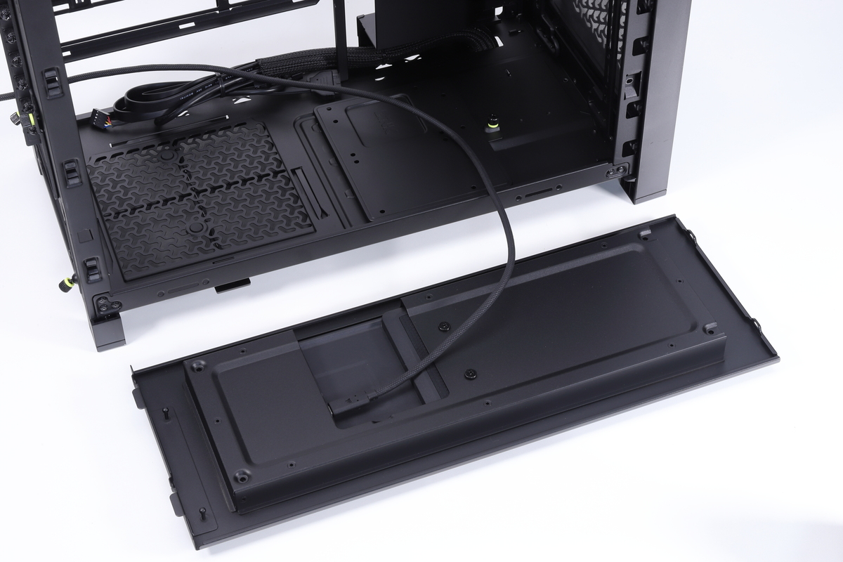 ケーブルの反対側をケース内部を経て背面ポートから引き出すように配線する。撮影の都合でPC組み立て前の状態で紹介しているが、実際にはPCの組み立てが完了してから行うのが理想だ