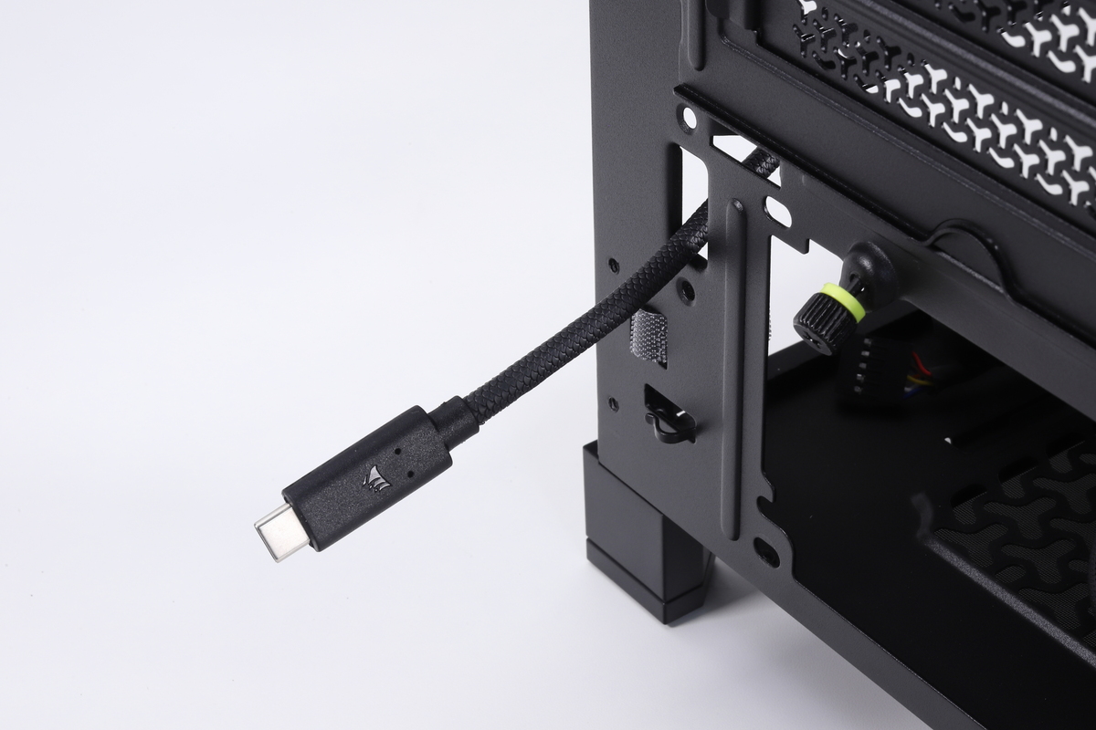 ケースの背面ポートから引き出したケーブルをマザーボードやビデオカードに配線する