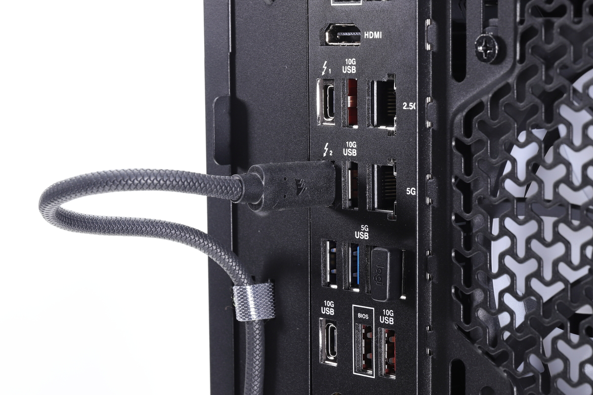 ケースの背面ポートから引き出したケーブルをマザーボードやビデオカードに配線する