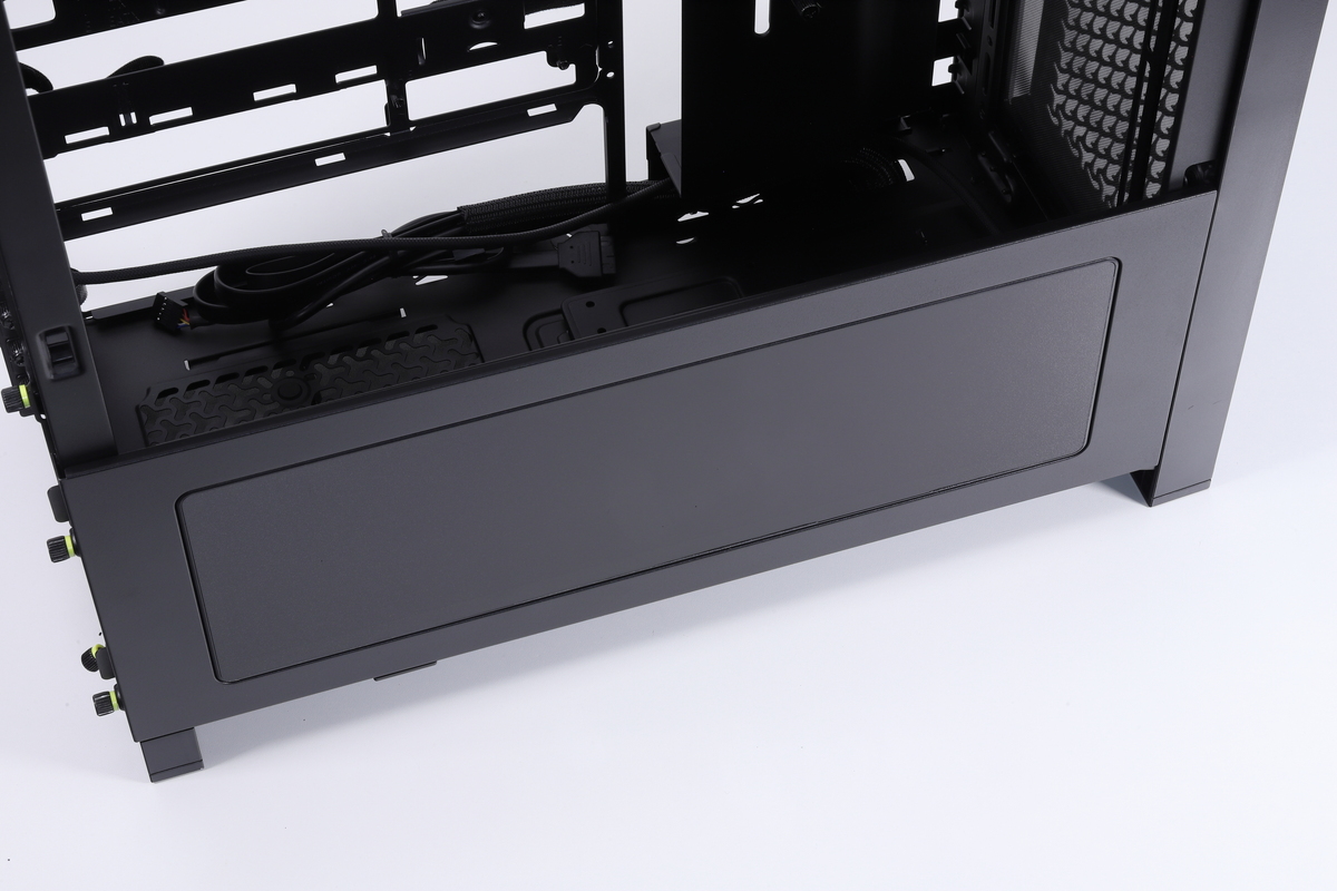 サイドパネルをケースに固定すればXENEON EDGEのマウント作業は完了だ。ケース内を経由するケーブルの配線は、サイドパネルの着脱を考慮して余裕を持たせておこう