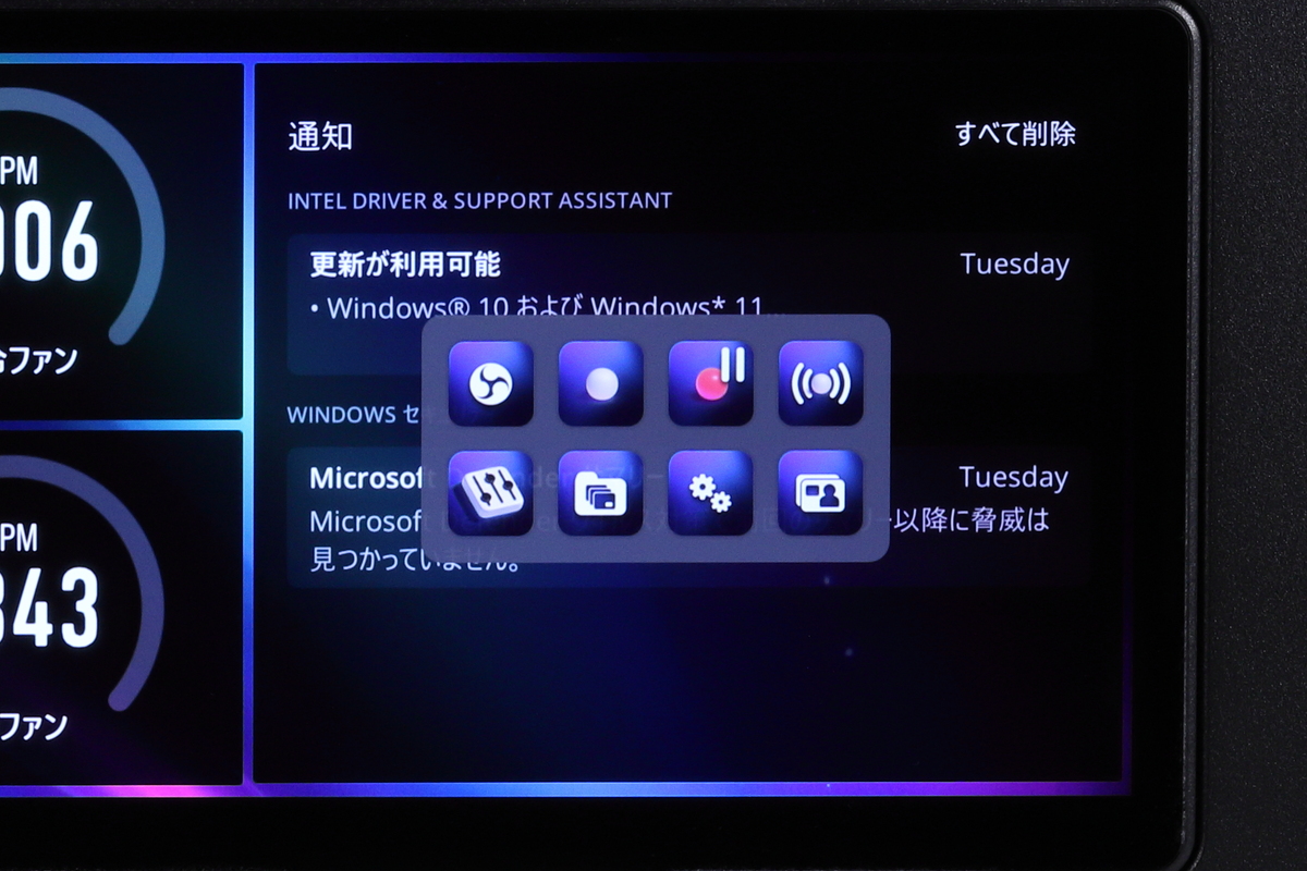 タッチパネルで仮想キーを操作し、アプリの起動や操作を行える