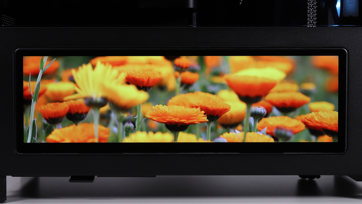 写真や動画を全画面表示させておくといった使い方ももちろんできる、やろうと思えばゲームも可能だ