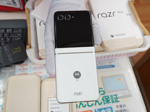 折りたたみスマホ「motorola razr 50d」が59,980円！未使用品セール
