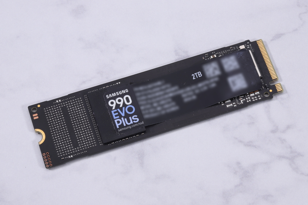 990 EVO Plus (2TB)。キャッシュメモリ非搭載のHMB対応SSDで、最大速度はリード7,250MB/s、ライト6,300MB/s